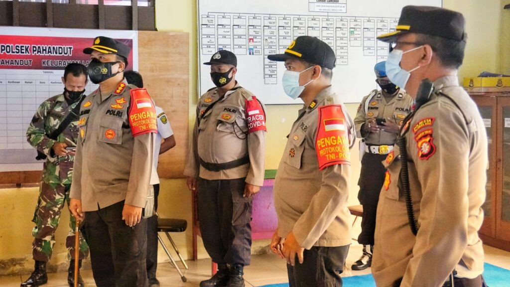 Foto Kapolresta Palangka Raya dan Kabag Ops saat Tinjau Persiapan PPKM Mikro