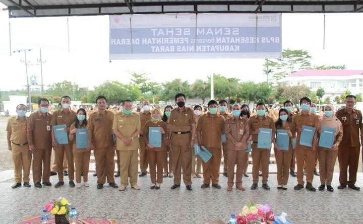 Foto Bupati Nias Barat, Faduhusi Daely, S.Pd., MA., MM., serahkan SK Pegawai Negeri Sipil (PNS) Golongon II CPNS Formasi Tahun 2018 di Lingkungan Pemerintah Kabupaten Nias Barat