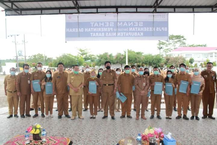 Foto Bupati Nias Barat, Faduhusi Daely, S.Pd., MA., MM., serahkan SK Pegawai Negeri Sipil (PNS) Golongon II CPNS Formasi Tahun 2018 di Lingkungan Pemerintah Kabupaten Nias Barat