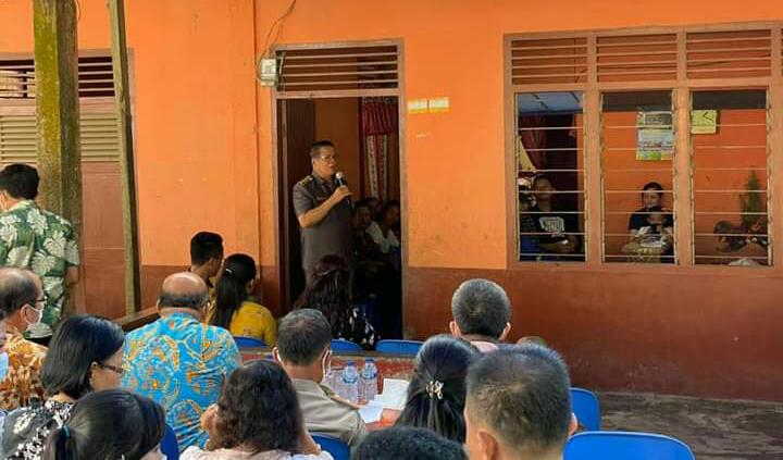 Bupati Nias Barat Melayat Kerumah Duka Kadis PKKB (Foto : Ist)