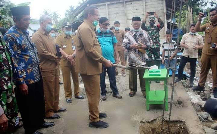 Bupati Nias Letakkan Batu Pertama Kantor MUI Nias Barat. Ist