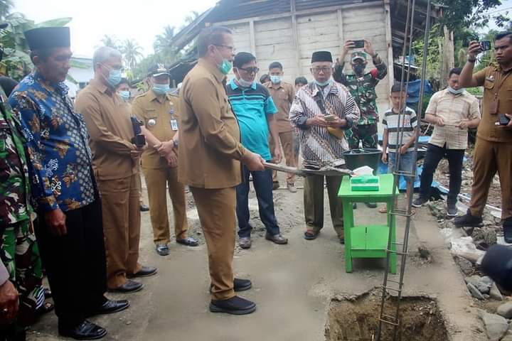 Bupati Nias Letakkan Batu Pertama Kantor MUI Nias Barat. Ist
