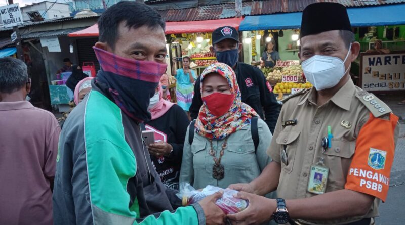 Komcam Ciracas Jaktim Bagikan 500 Takjil Gratis bersama Camat dan Polsek Ciracas Jaktim.Ist