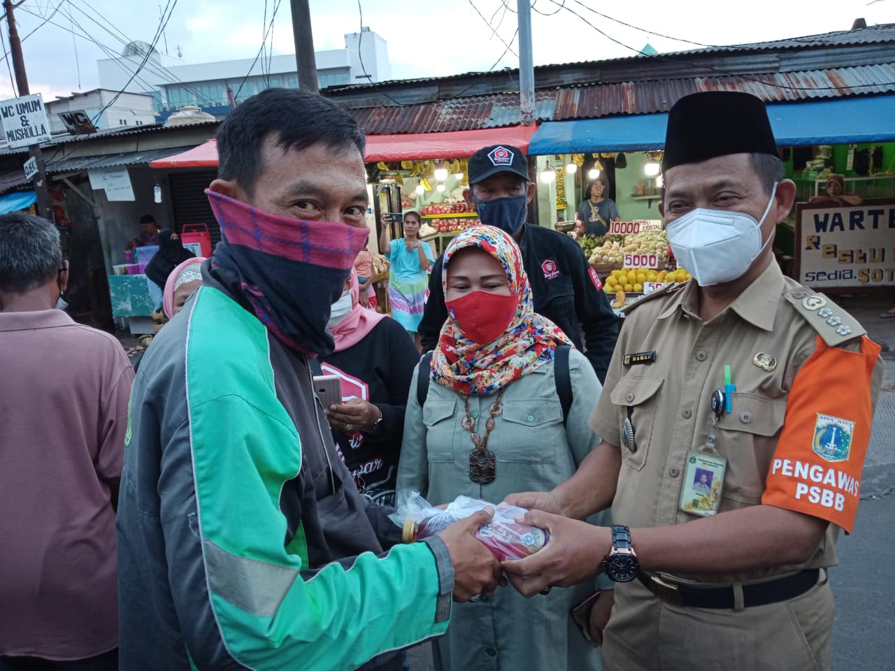 Komcam Ciracas Jaktim Bagikan 500 Takjil Gratis bersama Camat dan Polsek Ciracas Jaktim.Ist