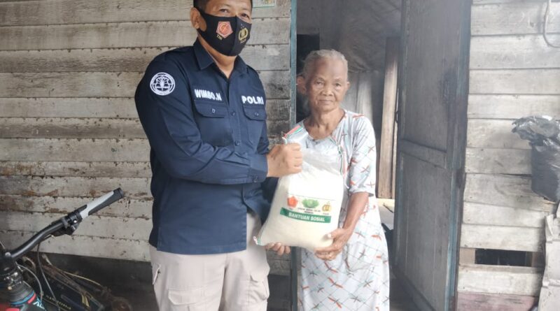 Berkah di Bulan Ramadhan, Kasi Humas Polresta Palangka Raya Bagikan Sembako kepada Masyarakat.(Ist)