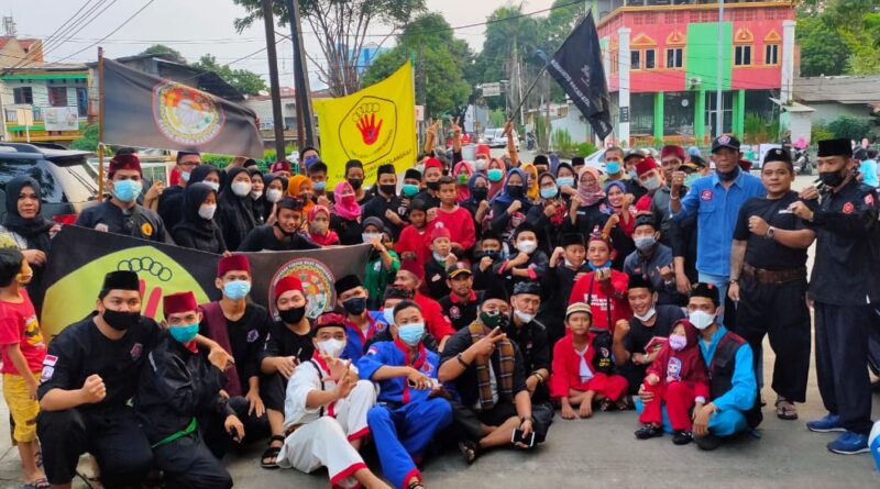 Fahira Idris Apresiasi Bang Japar Komcam Cipayung Gandeng Pencak Silat Cipayung dalam Kegiatan Bagi Takjil di Bambu Apus Jaktim.(Ist)