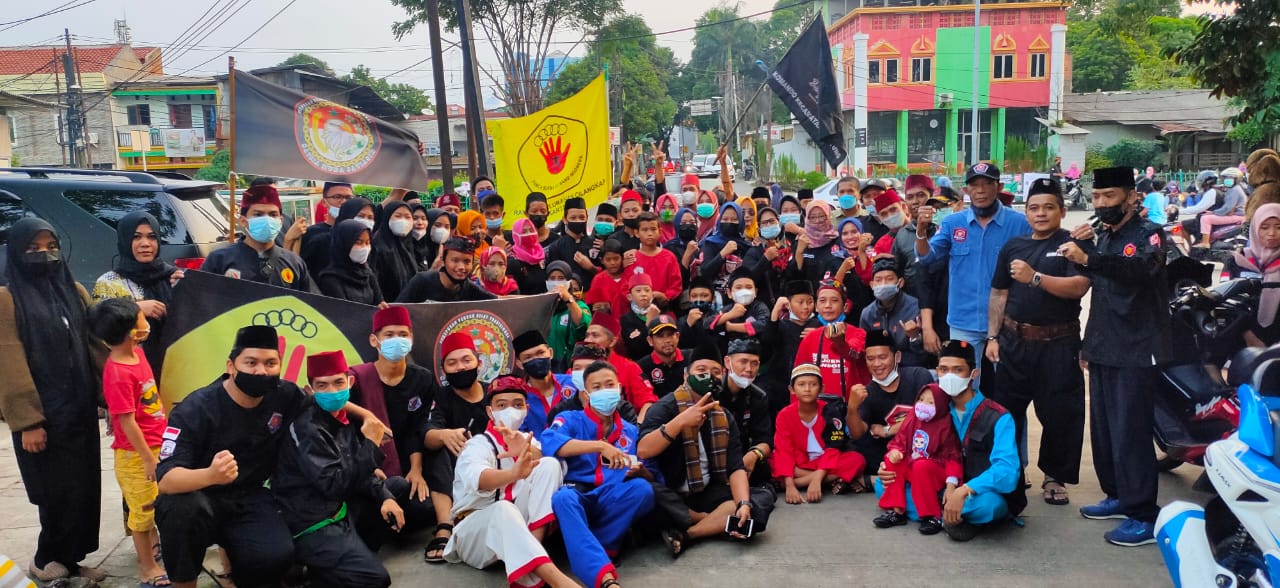 Fahira Idris Apresiasi Bang Japar Komcam Cipayung Gandeng Pencak Silat Cipayung dalam Kegiatan Bagi Takjil di Bambu Apus Jaktim.(Ist)