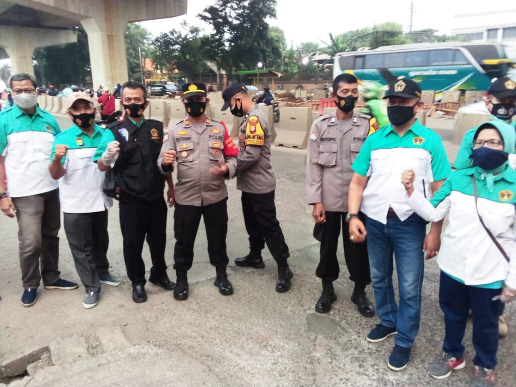 Foto Siskomas Wilayah Cakung Jakarta Timur Bagi Bagi Takjil dan Buka Bersama
