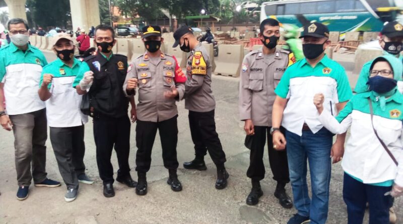 Foto Siskomas Wilayah Cakung Jakarta Timur Bagi Bagi Takjil dan Buka Bersama