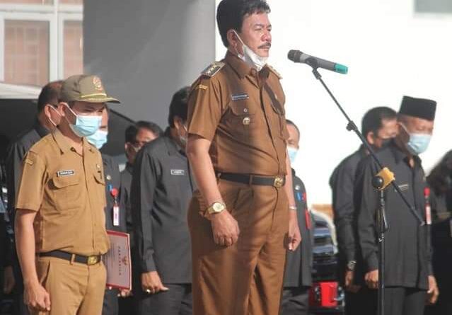 Foto Bupati Nias Barat Khenoki Waruwu saat pimpin upacar