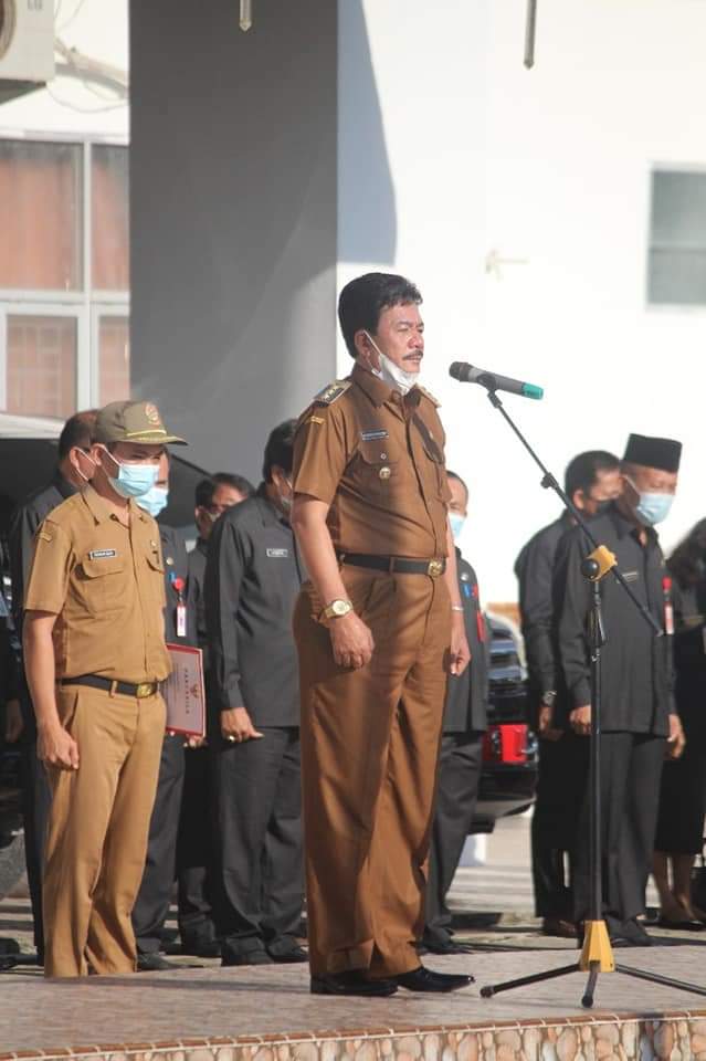Foto Bupati Nias Barat Khenoki Waruwu saat pimpin upacar