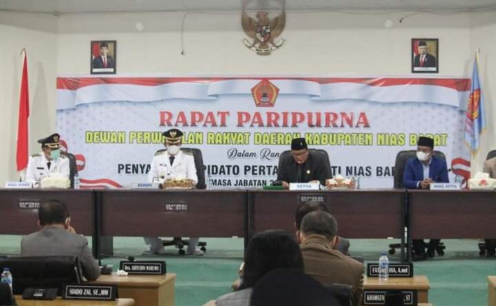 Foto Bupati Nias Barat Pada Rapat Paripurna DPRD Nisbar saat beri pidato