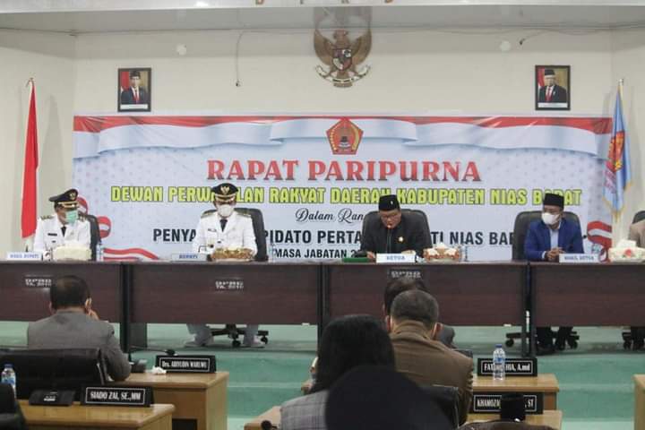 Foto Bupati Nias Barat Pada Rapat Paripurna DPRD Nisbar saat beri pidato