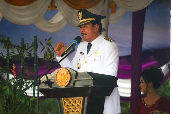 Foto Bupati Nias Barat