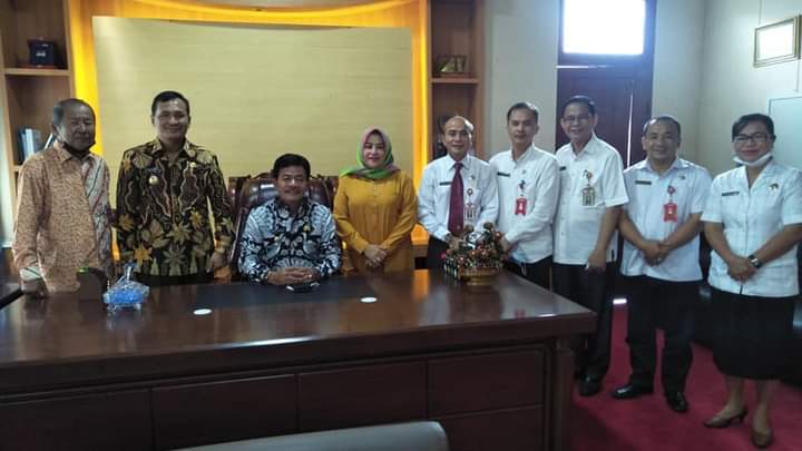 Foto bersama saat pemimpin baru ke lokasi ruang kerja
