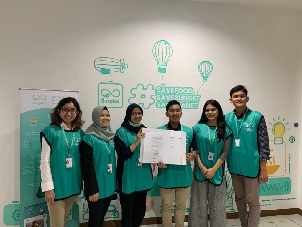 Foto bersama anggota yayasan Surpus ketika peresmian