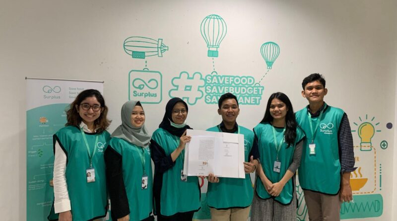 Foto bersama anggota yayasan Surpus ketika peresmian