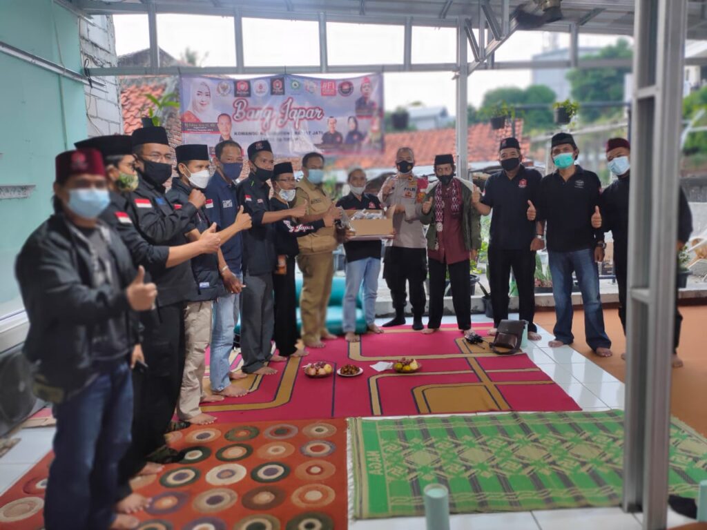 Bang Japar Bersama Polsek Kramat Jati Bagikan 500 Paket Takjil