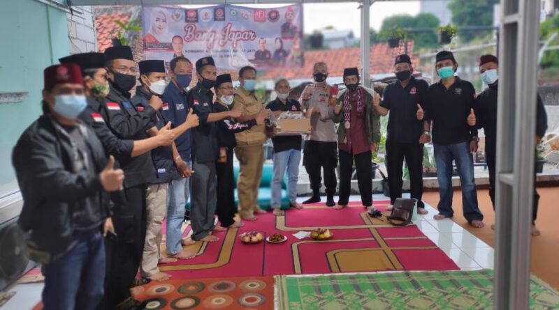 Bang Japar Bersama Polsek Kramat Jati Bagikan 500 Paket Takjil