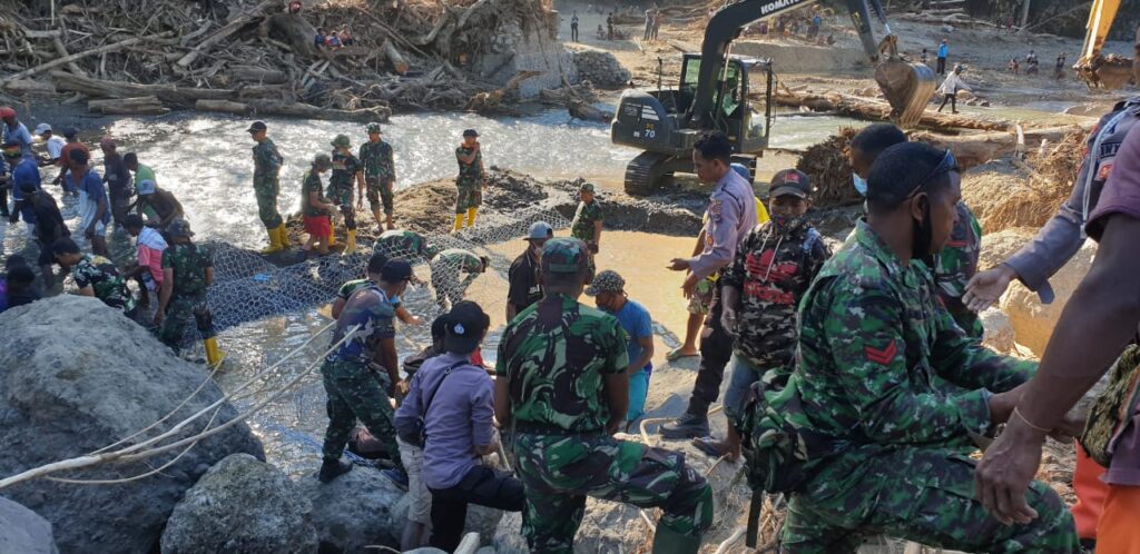 Satgas Zeni TNI AD Lanjutkan Misi Kemanusiaan Langsung Aksi Kerjakan Jembatan