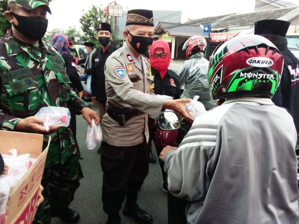 Bang Japar Dancam Duren Sawit Lakukan Kegiatan Bagi Ta'jil dan Bukber Bersama Anak Yatim