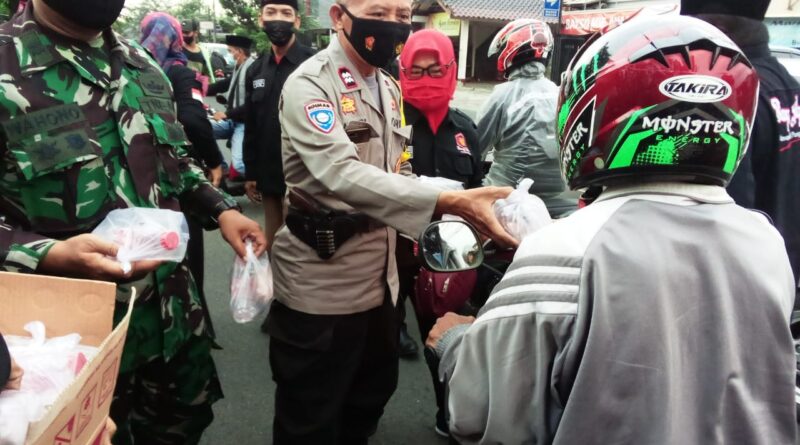 Bang Japar Dancam Duren Sawit Lakukan Kegiatan Bagi Ta'jil dan Bukber Bersama Anak Yatim