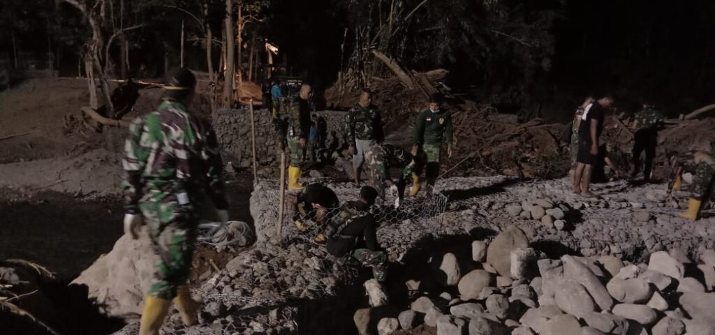 Satgas Zeni TNI AD Kebut Pembangunan Jembatan Waisika