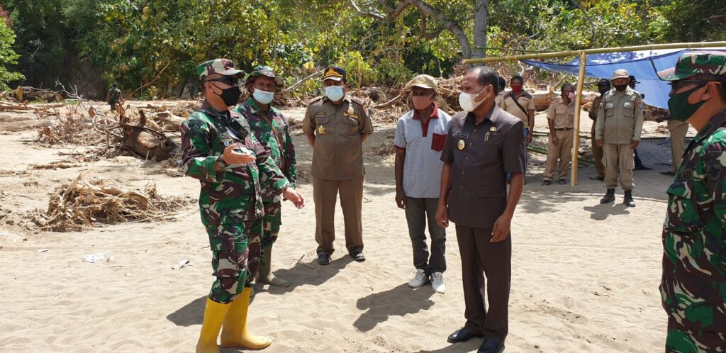 TNI membantu bencana banjir di Kabupaten Alor