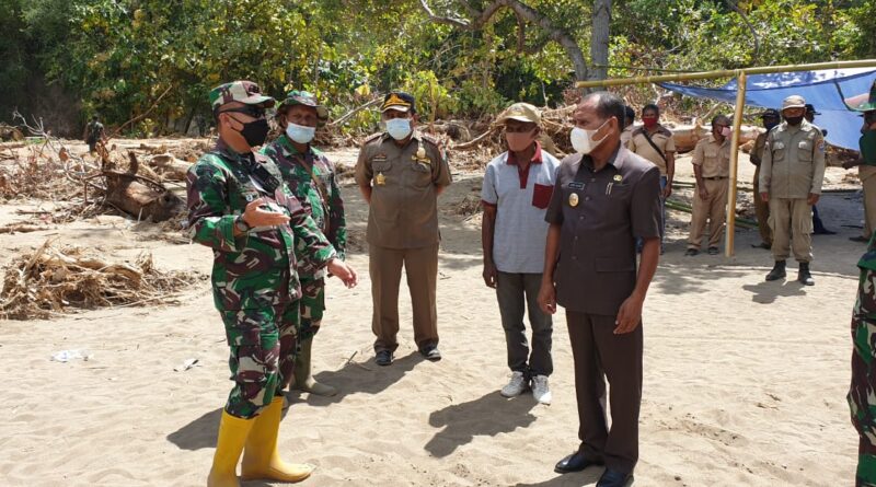 TNI membantu bencana banjir di Kabupaten Alor
