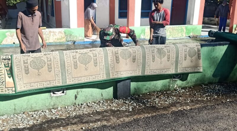 Koramil 1508-07/Wayabula Bersama Warga Bersihkan Lingkungan Mesjid