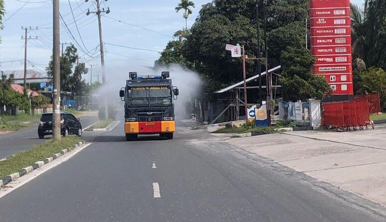 Satsabhara Polresta Palangka Raya Guyur Jalan dengan Disinfektan