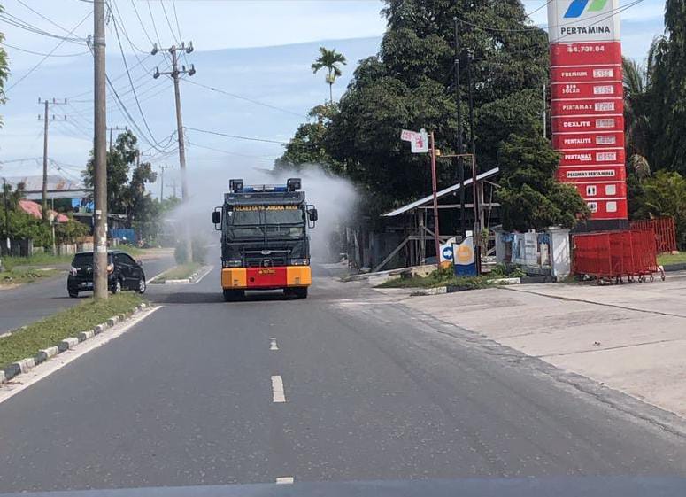 Satsabhara Polresta Palangka Raya Guyur Jalan dengan Disinfektan