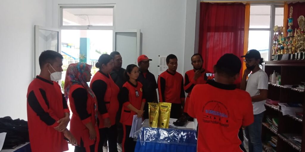 Penyerahan Mesin Foto Copy Oleh Anggota DPR RI kepada Kepala Sekolah SD Unggul 1 Morotai, Jumat 21 Mei 2021.