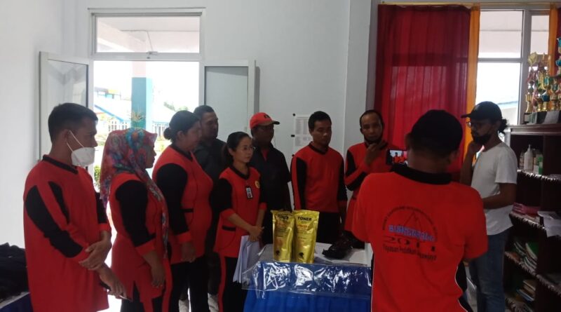 Penyerahan Mesin Foto Copy Oleh Anggota DPR RI kepada Kepala Sekolah SD Unggul 1 Morotai, Jumat 21 Mei 2021.