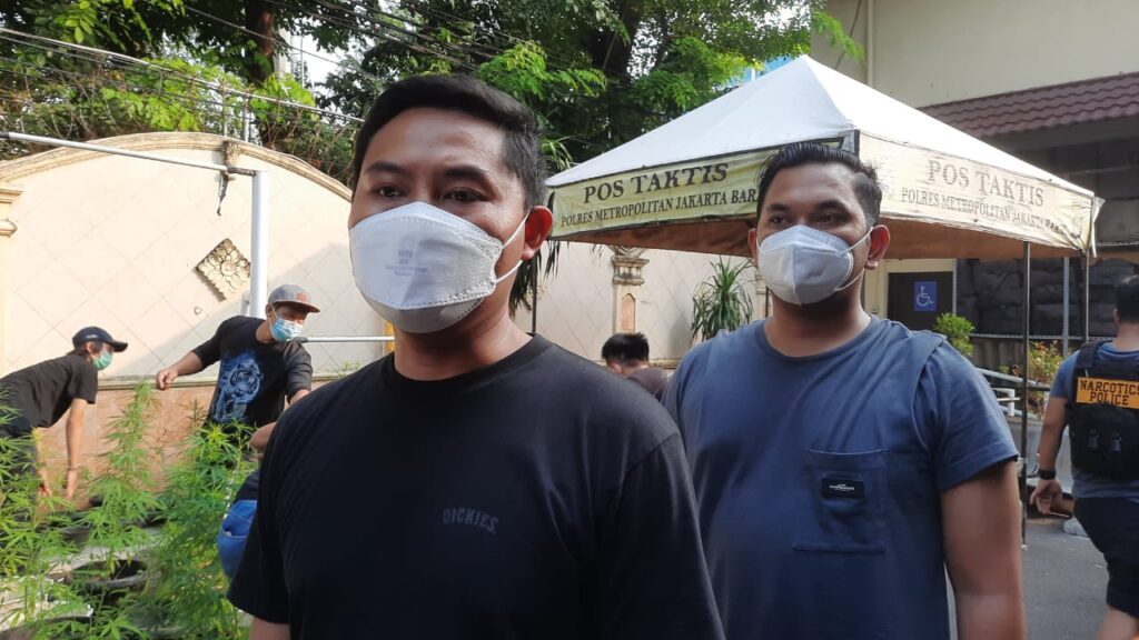 Satuan Narkoba Polres Metro Jakarta Barat menggerebek Salah satu rumah di wilayah Brebes Jawa Tengah