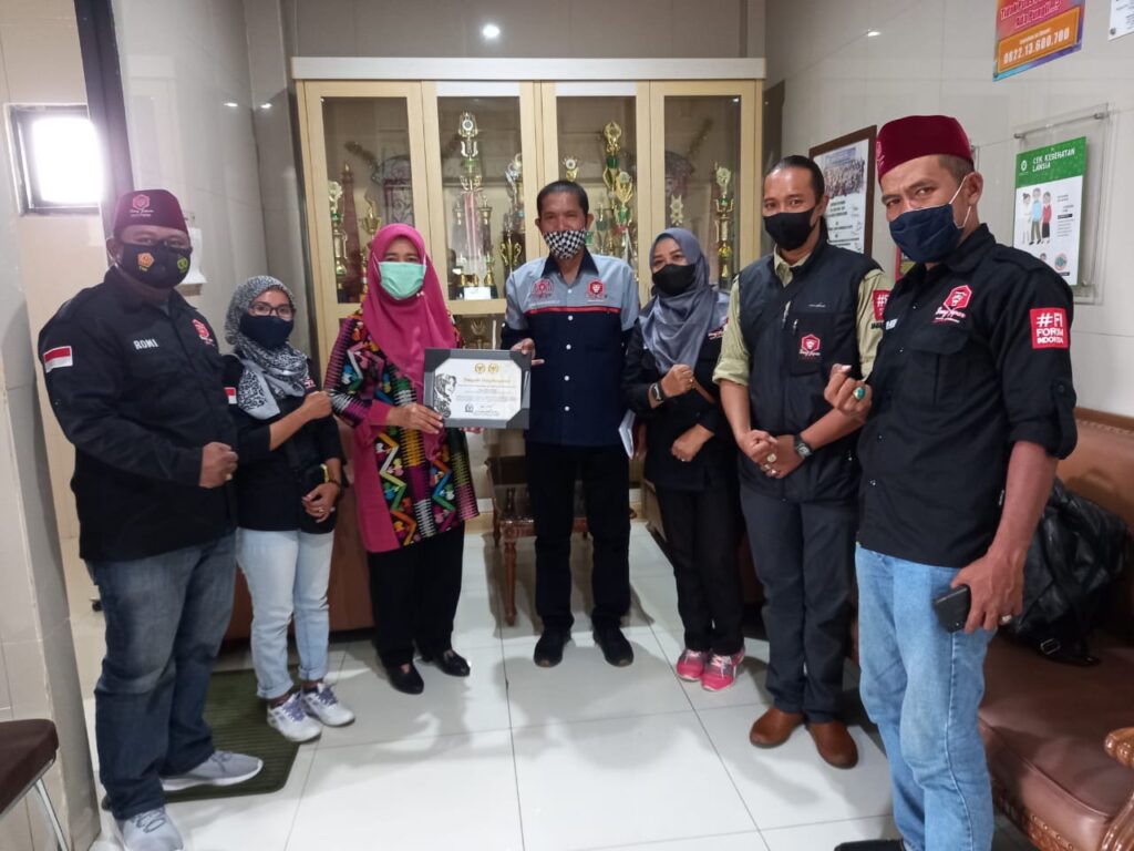 Fahira Idris Berikan Penghargaan Kepada Puskesmas Cakung Jaktim