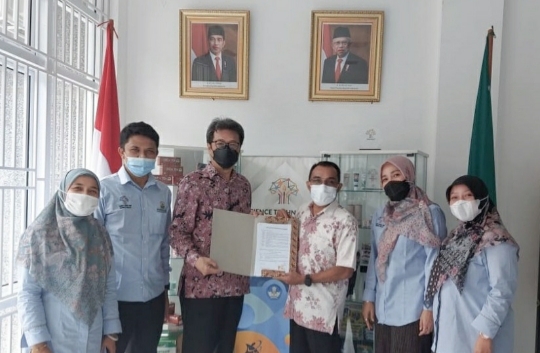 Penyerahan dokumen pendaftaran paten Nasi Padang Instan oleh Tim Peneliti Fakultas Teknologi Pertanian Unand kepada Ketua LPPM Unand. (Foto: fateta)