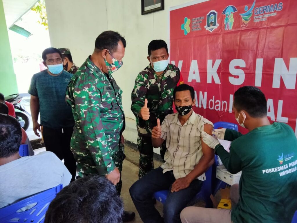 Koramil mendampingi Serbuan Vaksinasi Nasional di Morotai (Foto: IST)