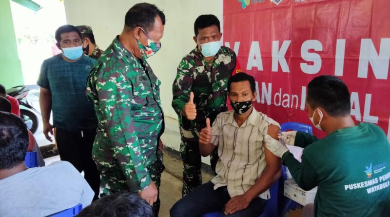 Koramil mendampingi Serbuan Vaksinasi Nasional di Morotai (Foto: IST)