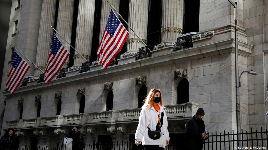 Orang Amerika Pakai Masker (Foto: dw.com)