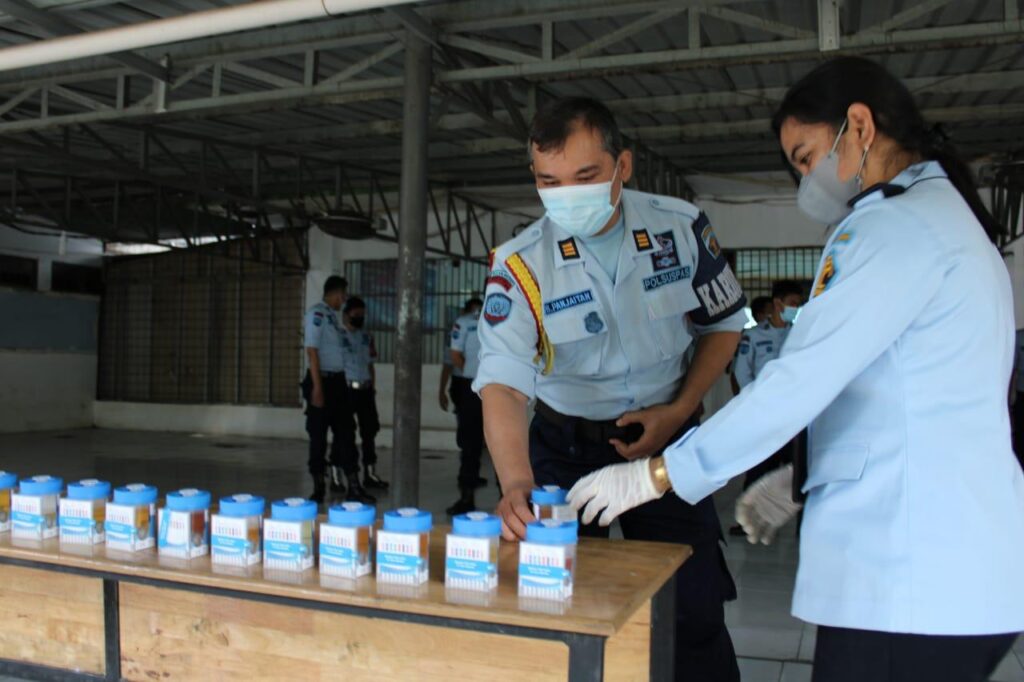Pengumpulan Hasil Tes Urine Petugas Rutan I Medan, Rabu, 21 Juli 2021 (Foto: IST)