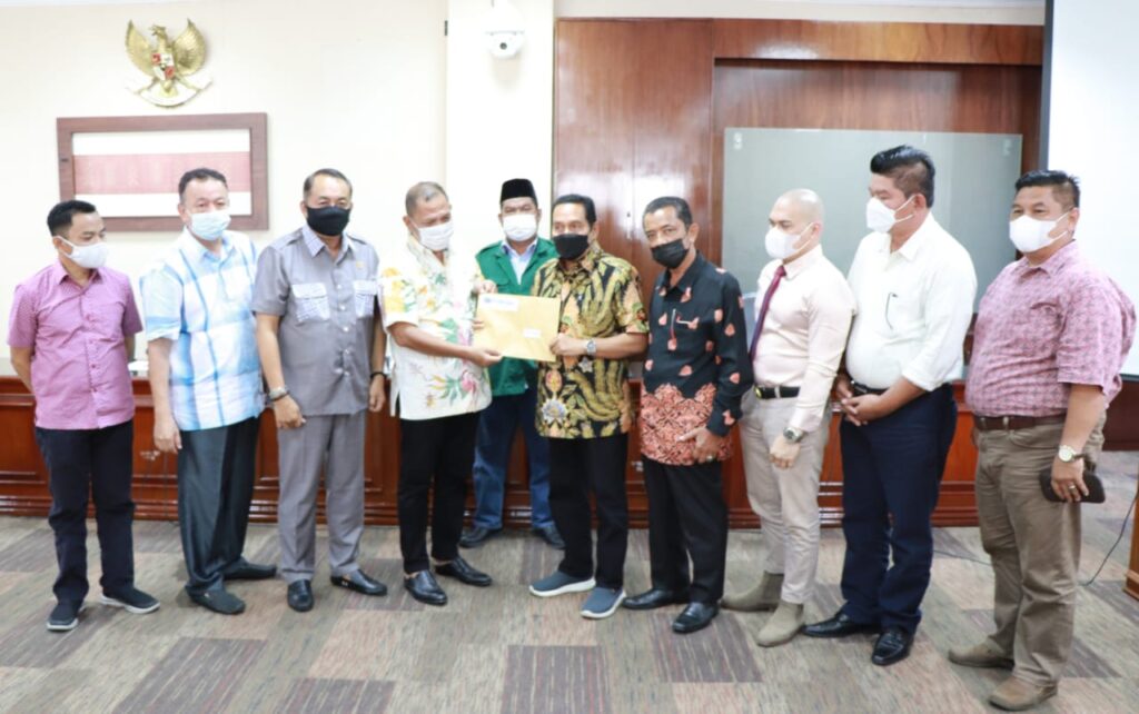 Foto Bersama KMP Bank Nagari Setelah Selesai Rapat, Rabu, 21 Juli 2021 (Foto: IST)