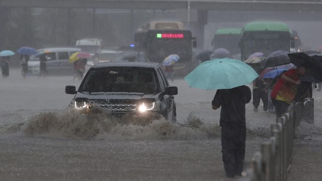 Topan In-Fa di Provinsi Zhejiang, China, Minggu, 25 Juli 2021 (Foto: cnbcindonesia.com)