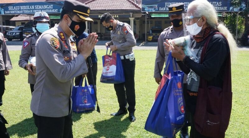 Pemberian Bansos oleh Kapolresta Mojokerto (Foto: ist)