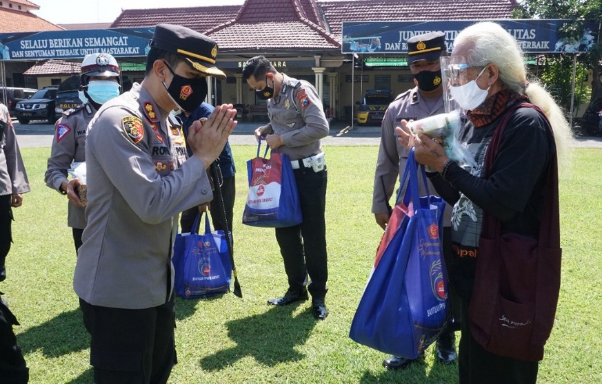 Pemberian Bansos oleh Kapolresta Mojokerto (Foto: ist)