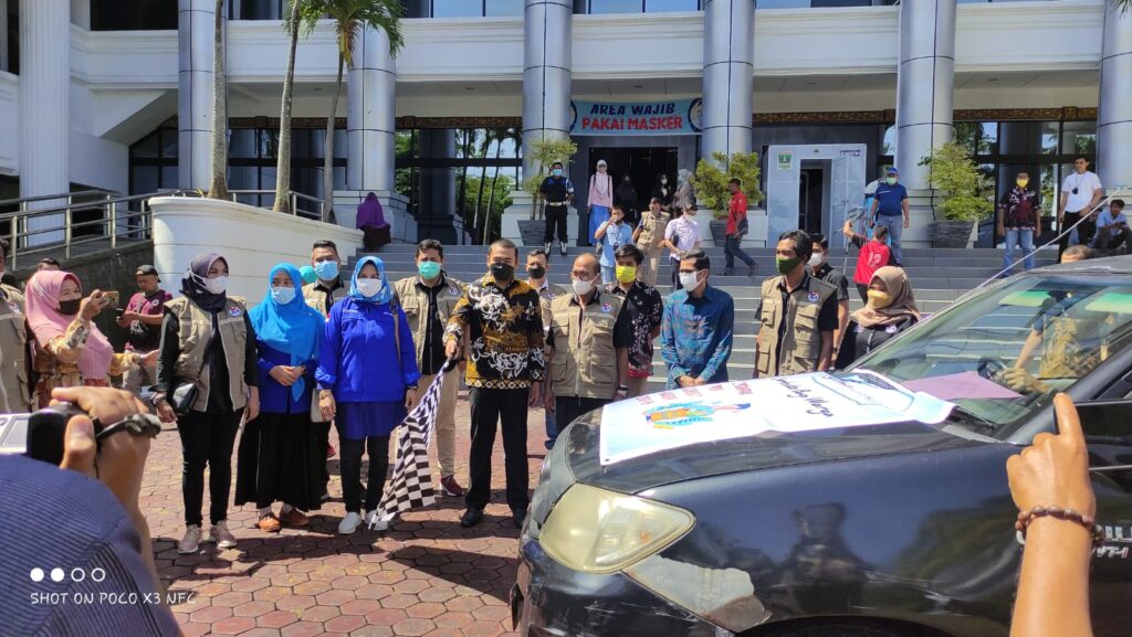 Pengibaran Bendera Pelepasan Paket Sembako Tahap II oleh Wagub Sumbar (Foto: Ist)