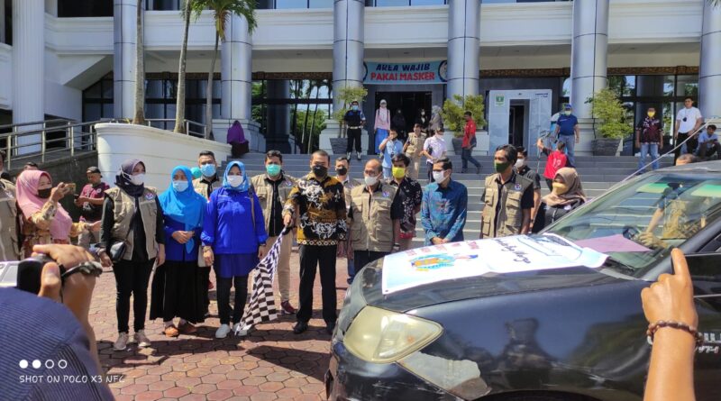 Pengibaran Bendera Pelepasan Paket Sembako Tahap II oleh Wagub Sumbar (Foto: Ist)