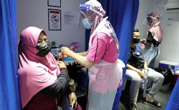Proses Vaksinasi di Malaysia (Foto: dunia.tempo.co)