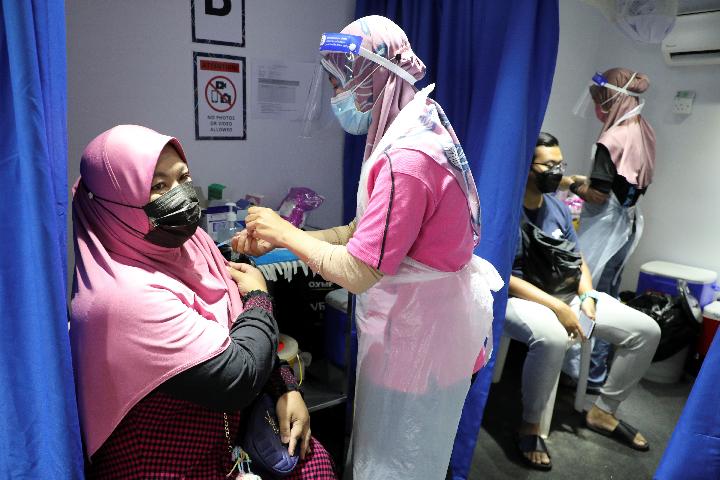 Proses Vaksinasi di Malaysia (Foto: dunia.tempo.co)