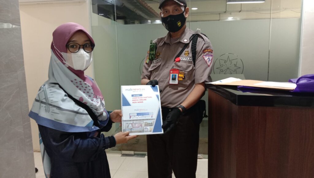 Penyerahan Berkas Verifikasi Faktual oleh Pimred MZK News Martha Syaflina kepada Dewan Pers (Dok: mzknews.co)